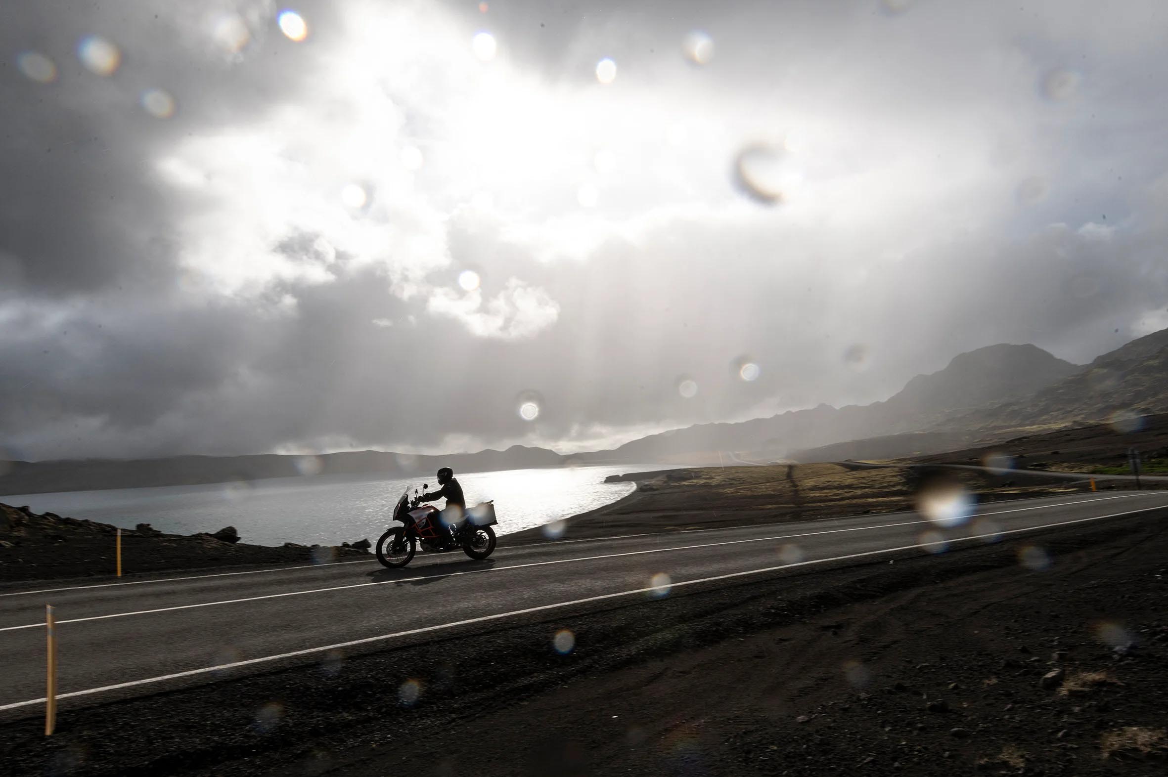 Guidare la moto in autunno con la pioggia: consigli utili